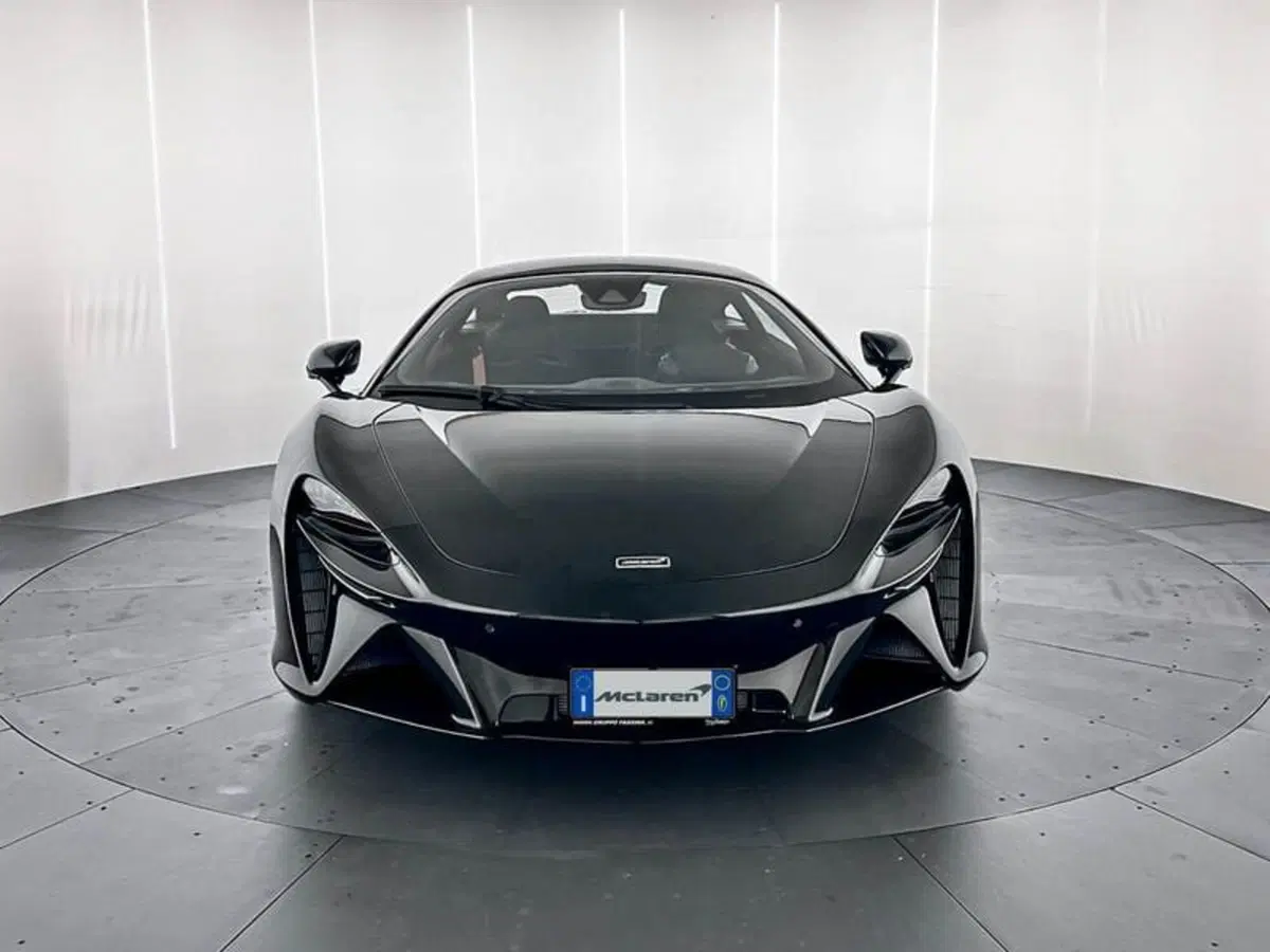McLaren Artura Coupé nuova a Milano (2)