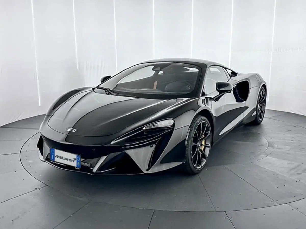 McLaren Artura Coupé nuova a Milano (3)