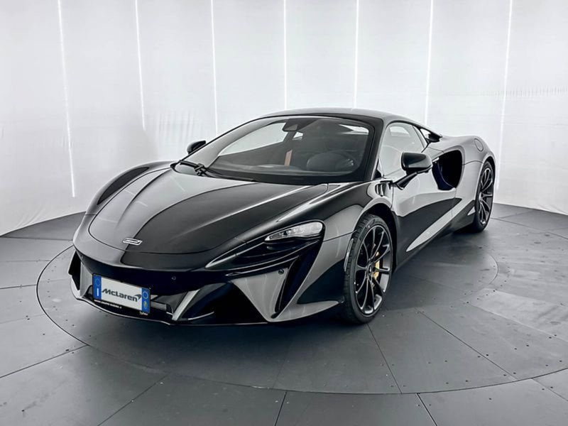 McLaren Artura Coupé nuova a Milano (3)