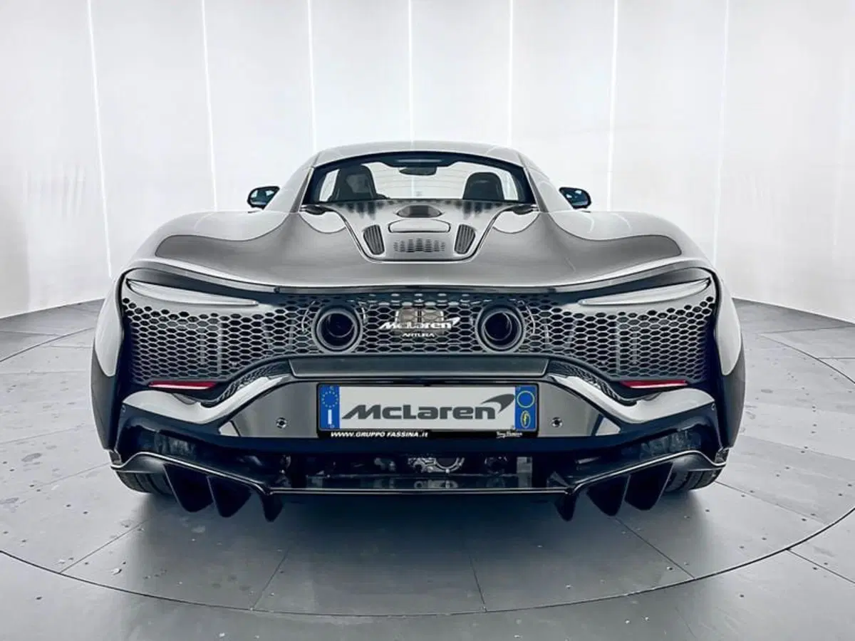 McLaren Artura Coupé nuova a Milano (5)