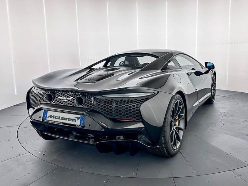 McLaren Artura Coupé nuova a Milano (6)