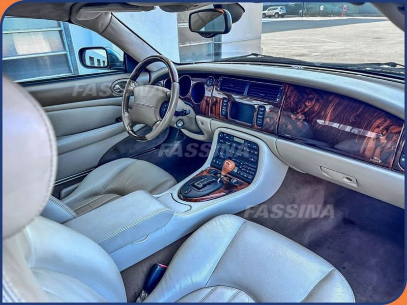 Jaguar XK usata a Milano (12)