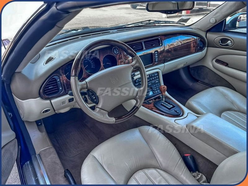 Jaguar XK usata a Milano (9)