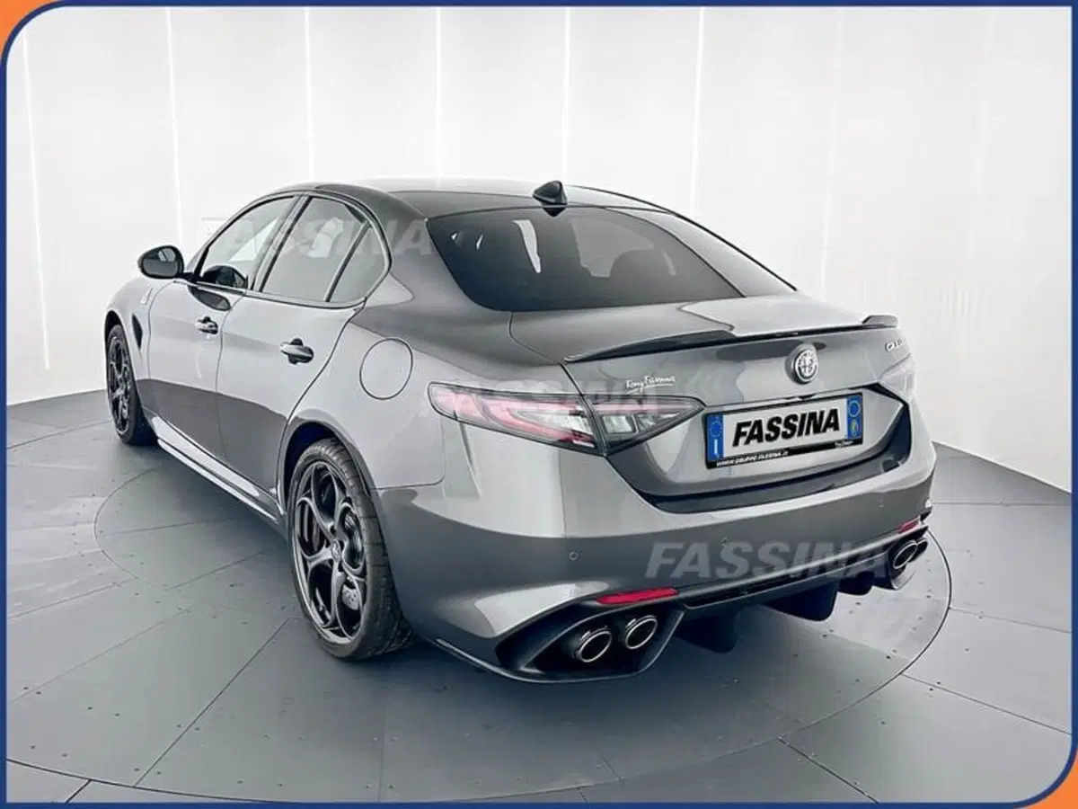 Alfa Romeo Giulia nuova a Milano (4)