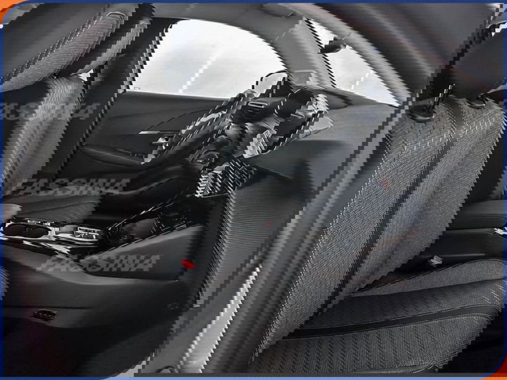 Peugeot 208 nuova a Milano (13)