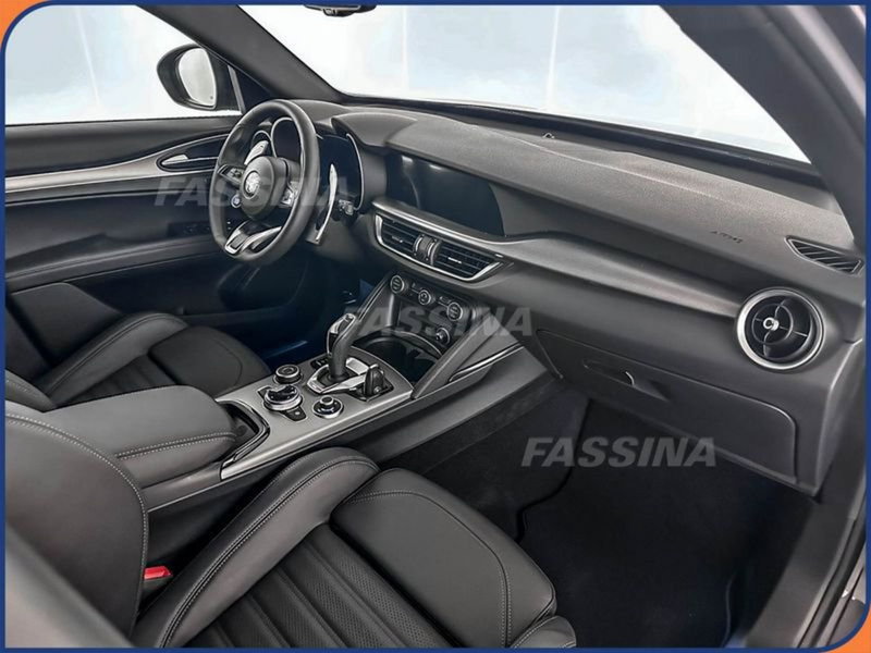 Alfa Romeo Stelvio nuova a Milano (11)