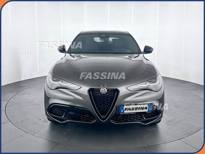 Alfa Romeo Stelvio nuova a Milano (2)