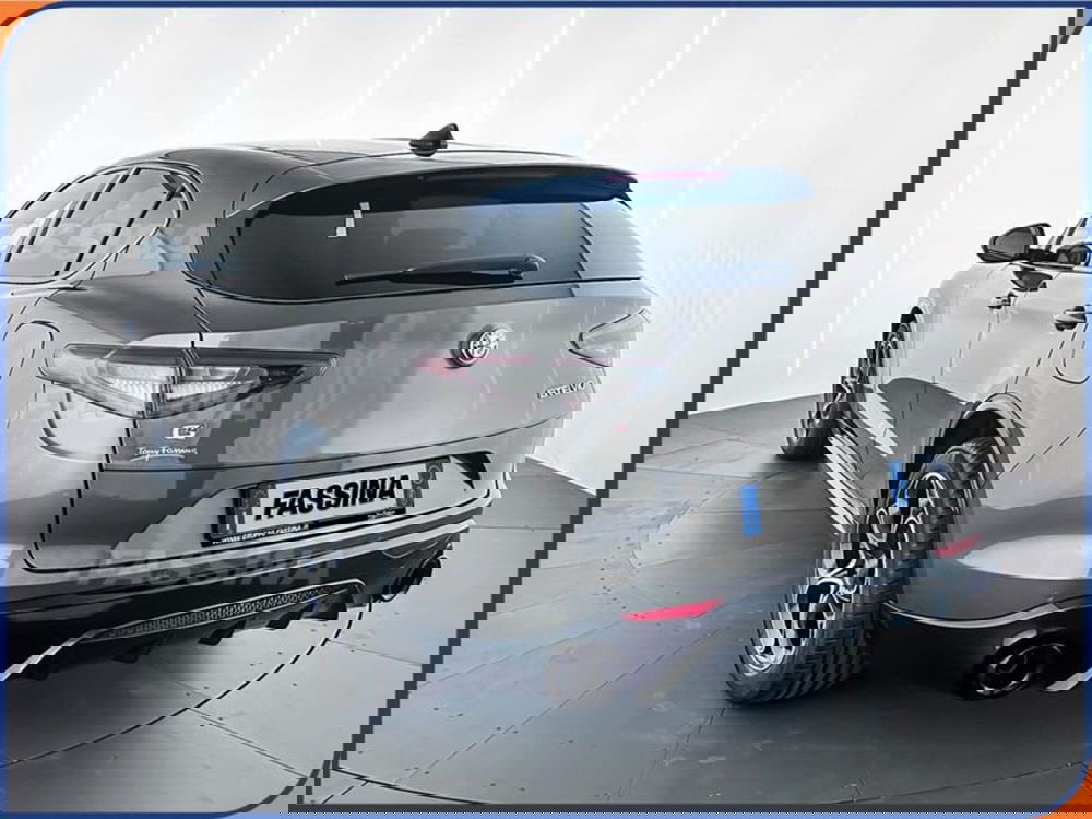 Alfa Romeo Stelvio nuova a Milano (4)