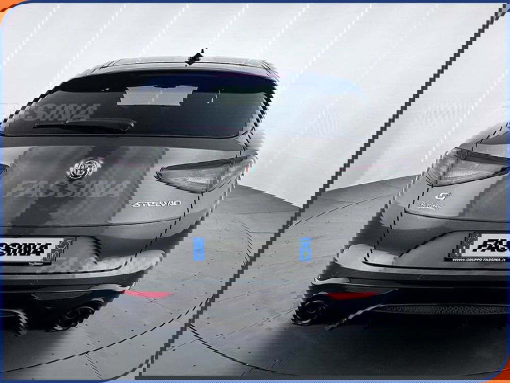 Alfa Romeo Stelvio nuova a Milano (5)