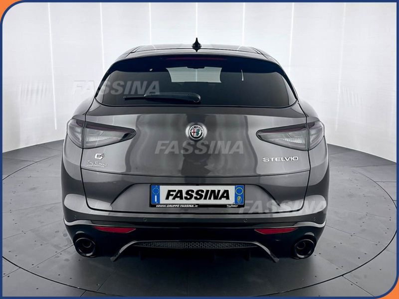 Alfa Romeo Stelvio nuova a Milano (5)
