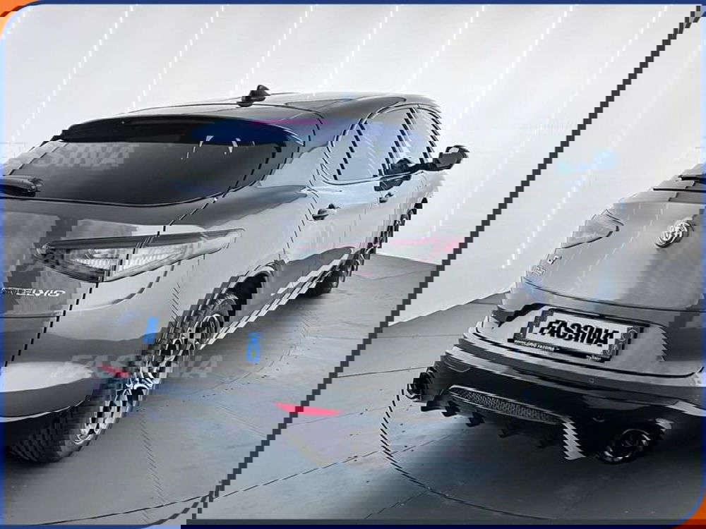 Alfa Romeo Stelvio nuova a Milano (6)