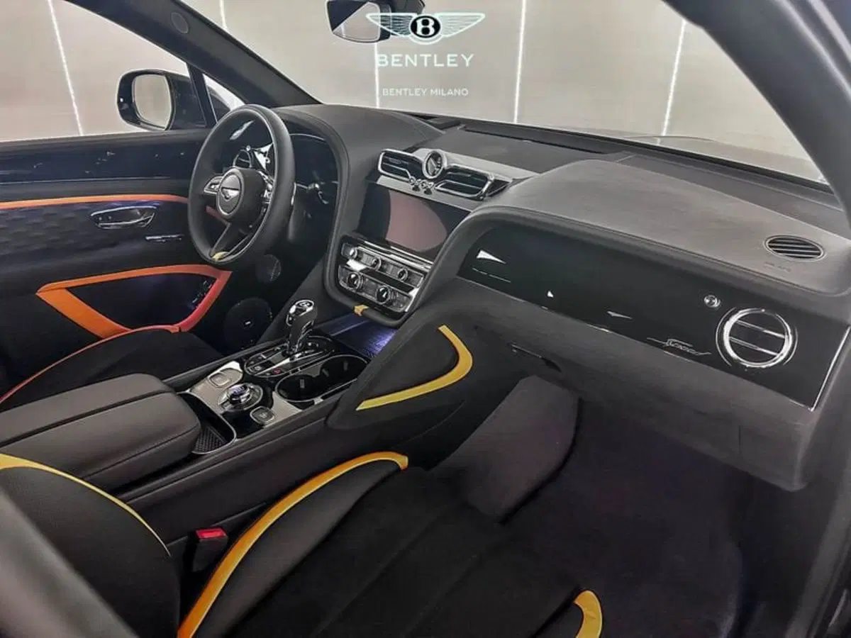 Bentley Bentayga nuova a Milano (15)