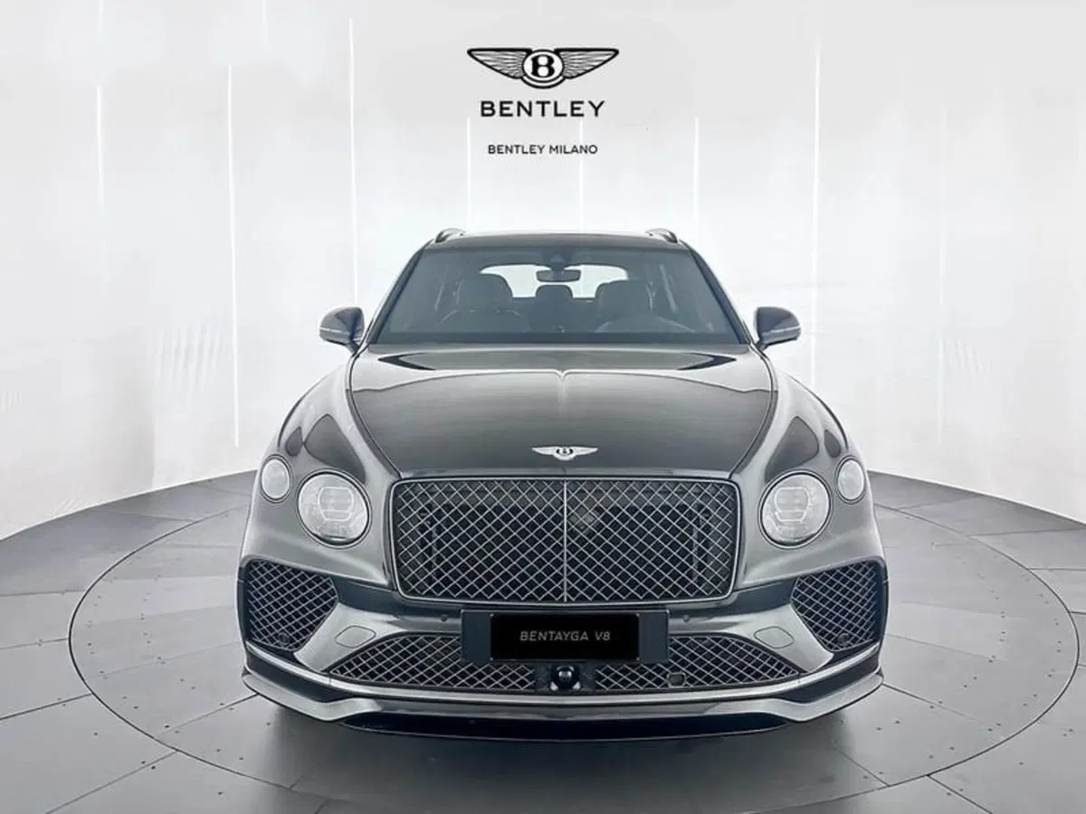 Bentley Bentayga nuova a Milano (2)