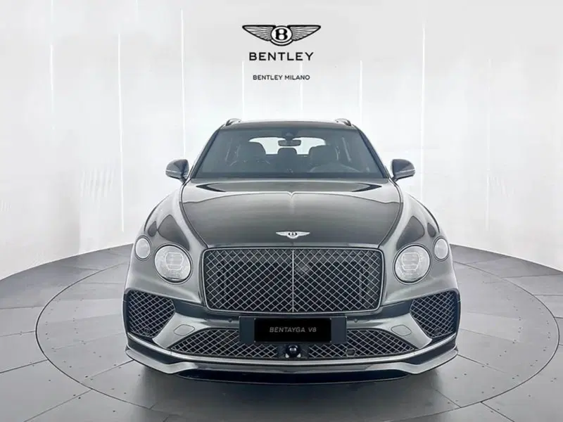 Bentley Bentayga nuova a Milano (2)