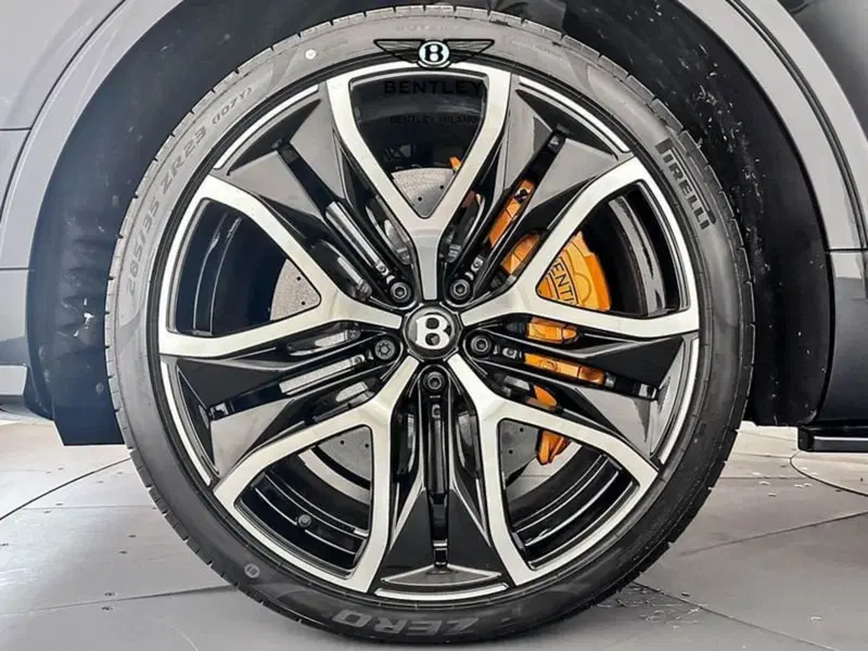 Bentley Bentayga nuova a Milano (8)