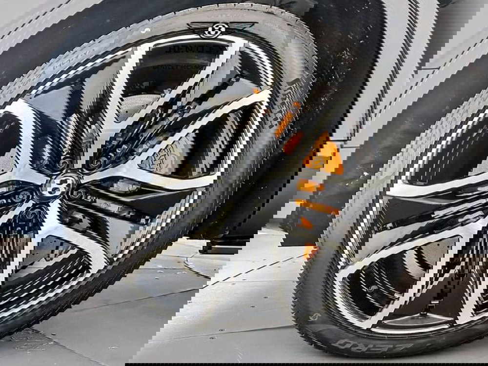 Bentley Bentayga nuova a Milano (8)