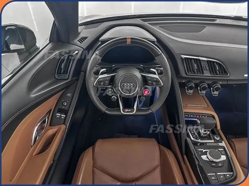 Audi R8 Cabrio usata a Milano (13)
