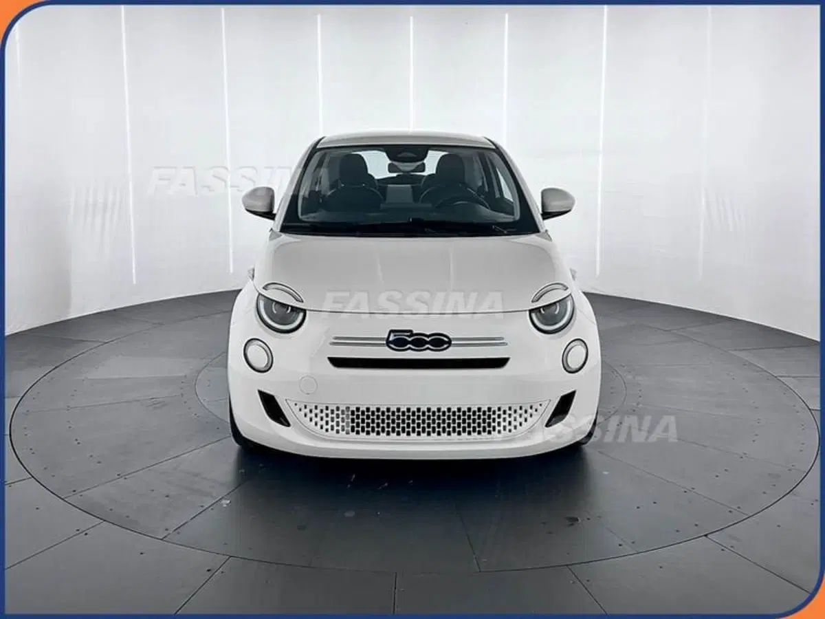 Fiat 500 nuova a Milano (2)