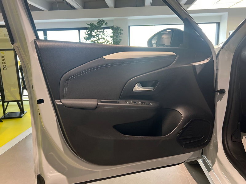 Opel Corsa nuova a Bari (11)