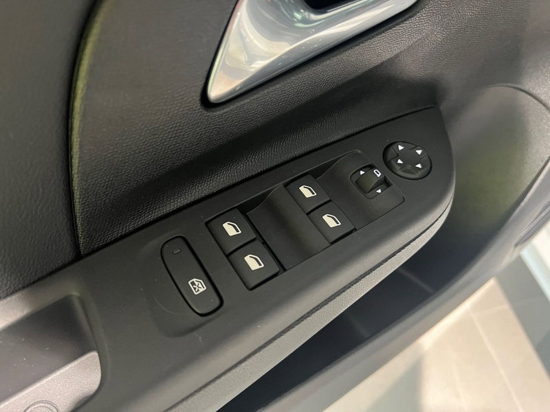 Opel Corsa nuova a Bari (12)