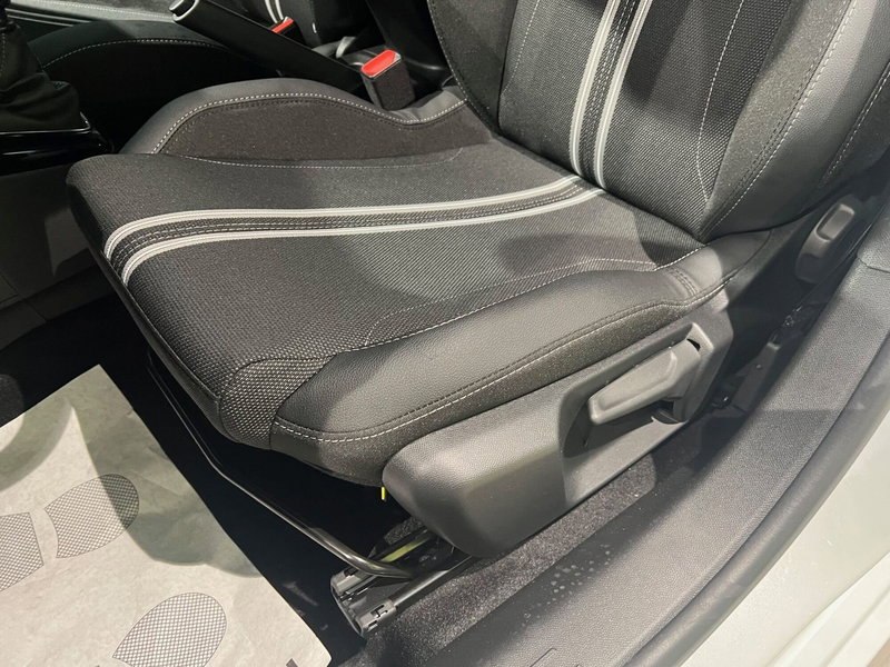 Opel Corsa nuova a Bari (15)