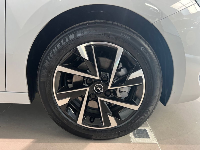 Opel Corsa nuova a Bari (4)