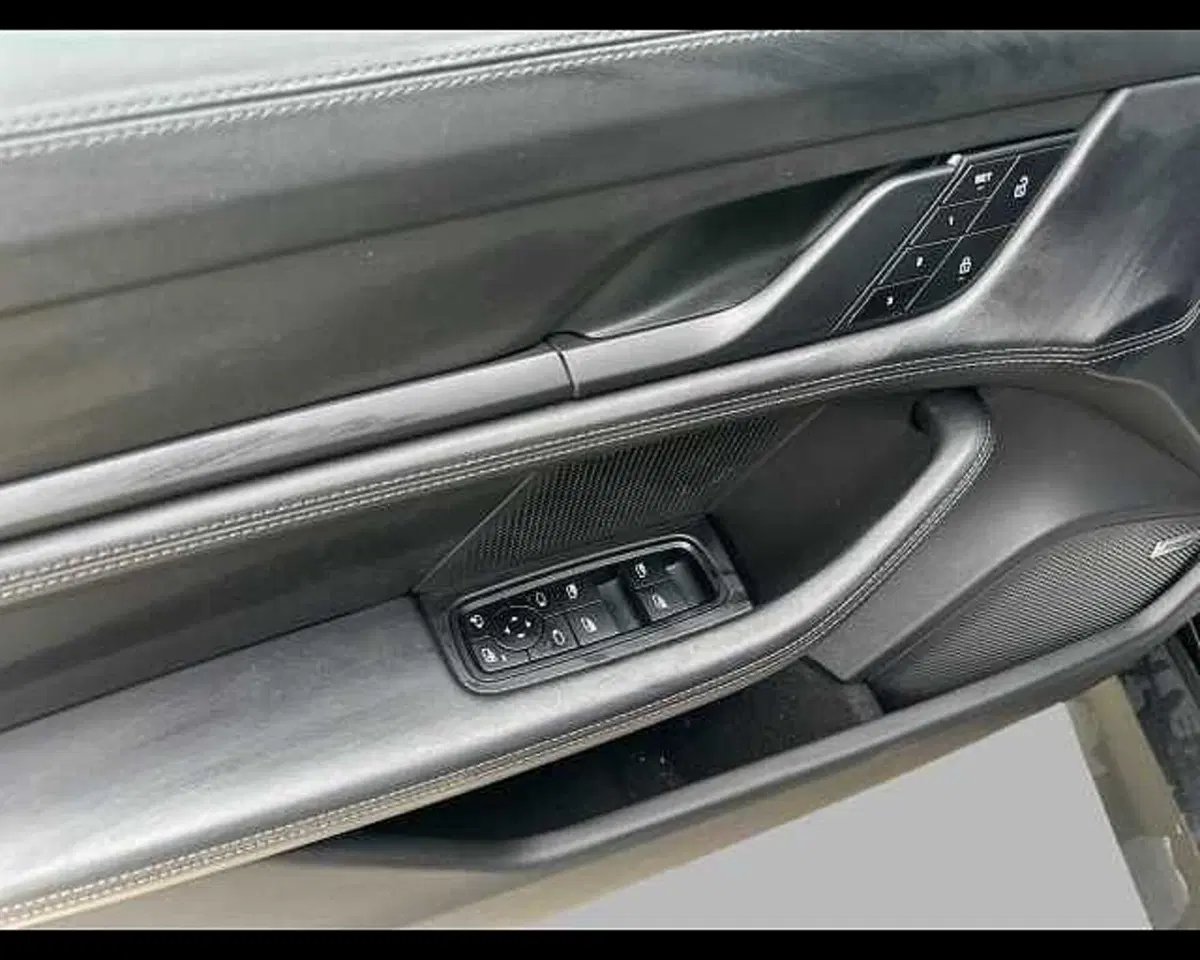 Porsche Taycan Sport Turismo usata a Roma (12)