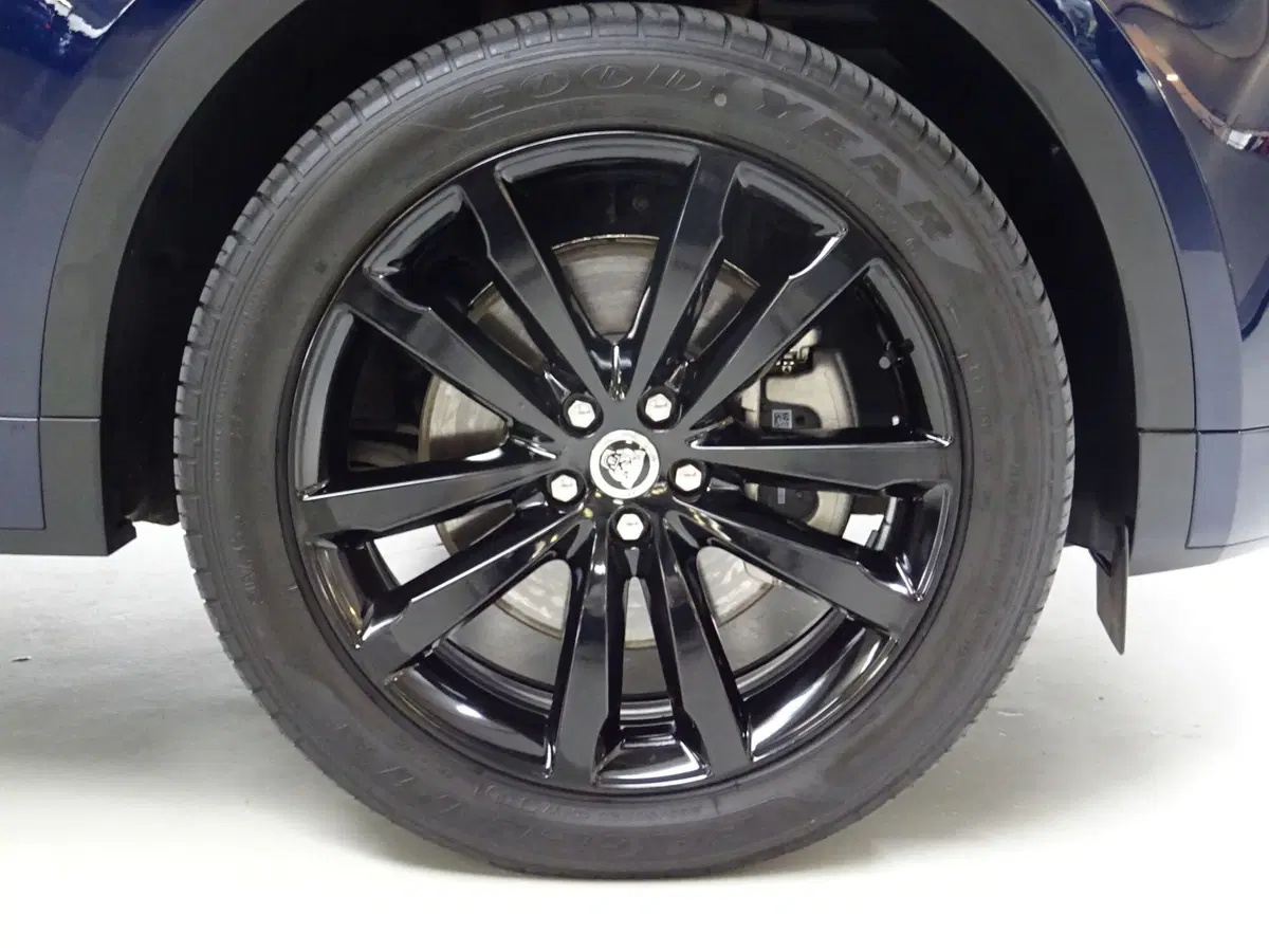 Jaguar E-Pace usata a Como (9)