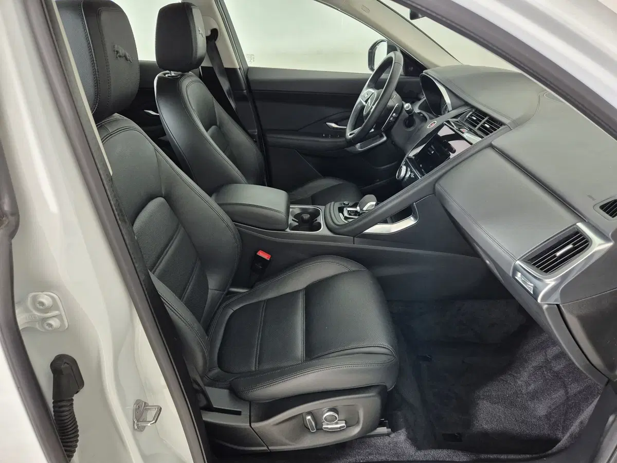 Jaguar E-Pace usata a Torino (3)