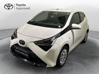 Toyota Aygo Connect 1.0 VVT-i 72 CV 5 porte x-play MMT del 2020 usata a Milano