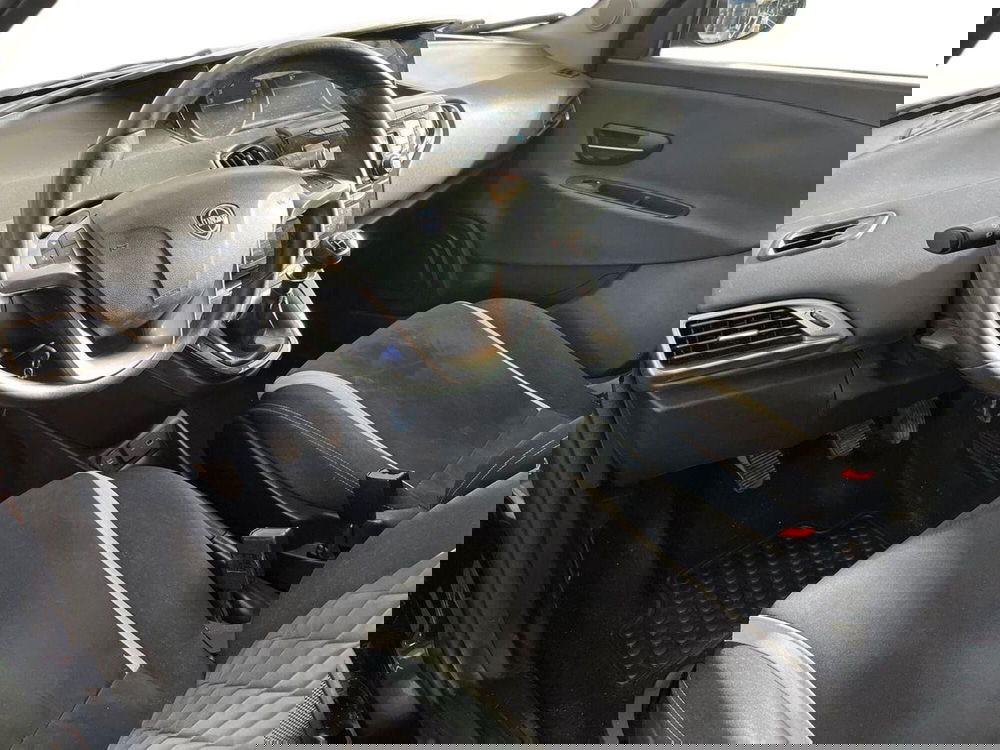 Lancia Ypsilon usata a Bari (10)