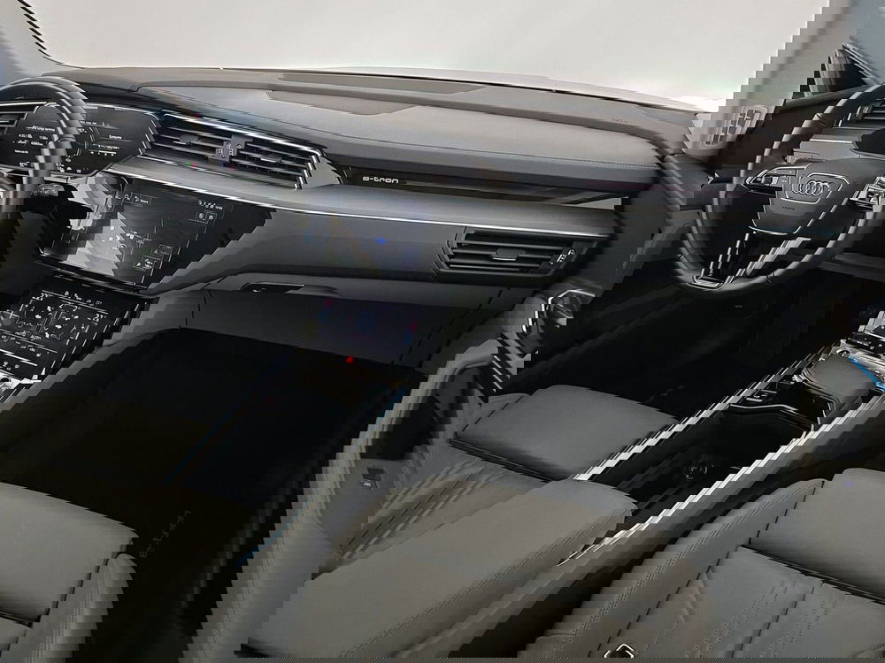 Audi e-tron usata a Asti (13)