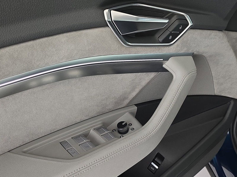 Audi e-tron usata a Asti (18)