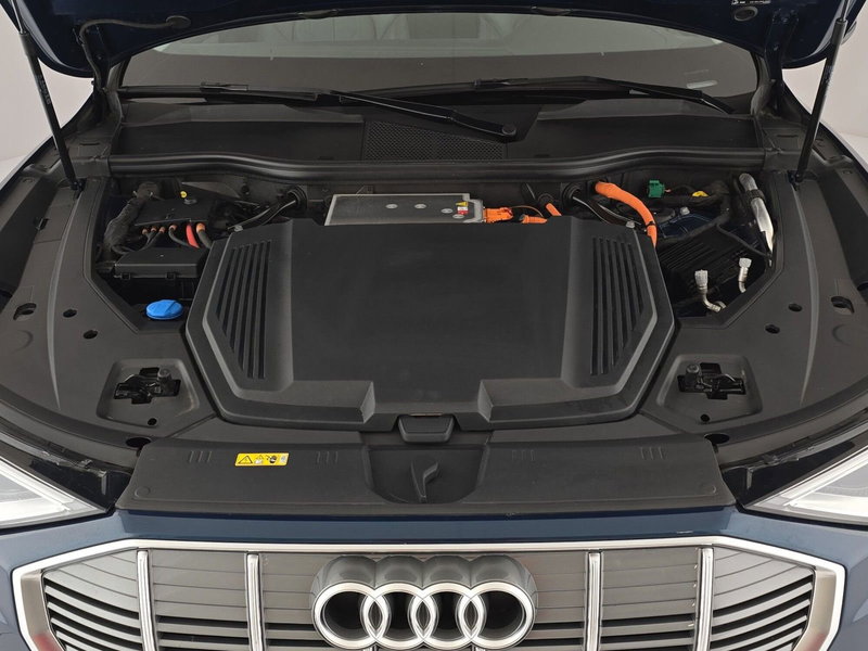 Audi e-tron usata a Asti (9)