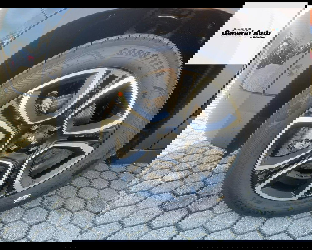 Jeep Avenger nuova a Lucca (15)