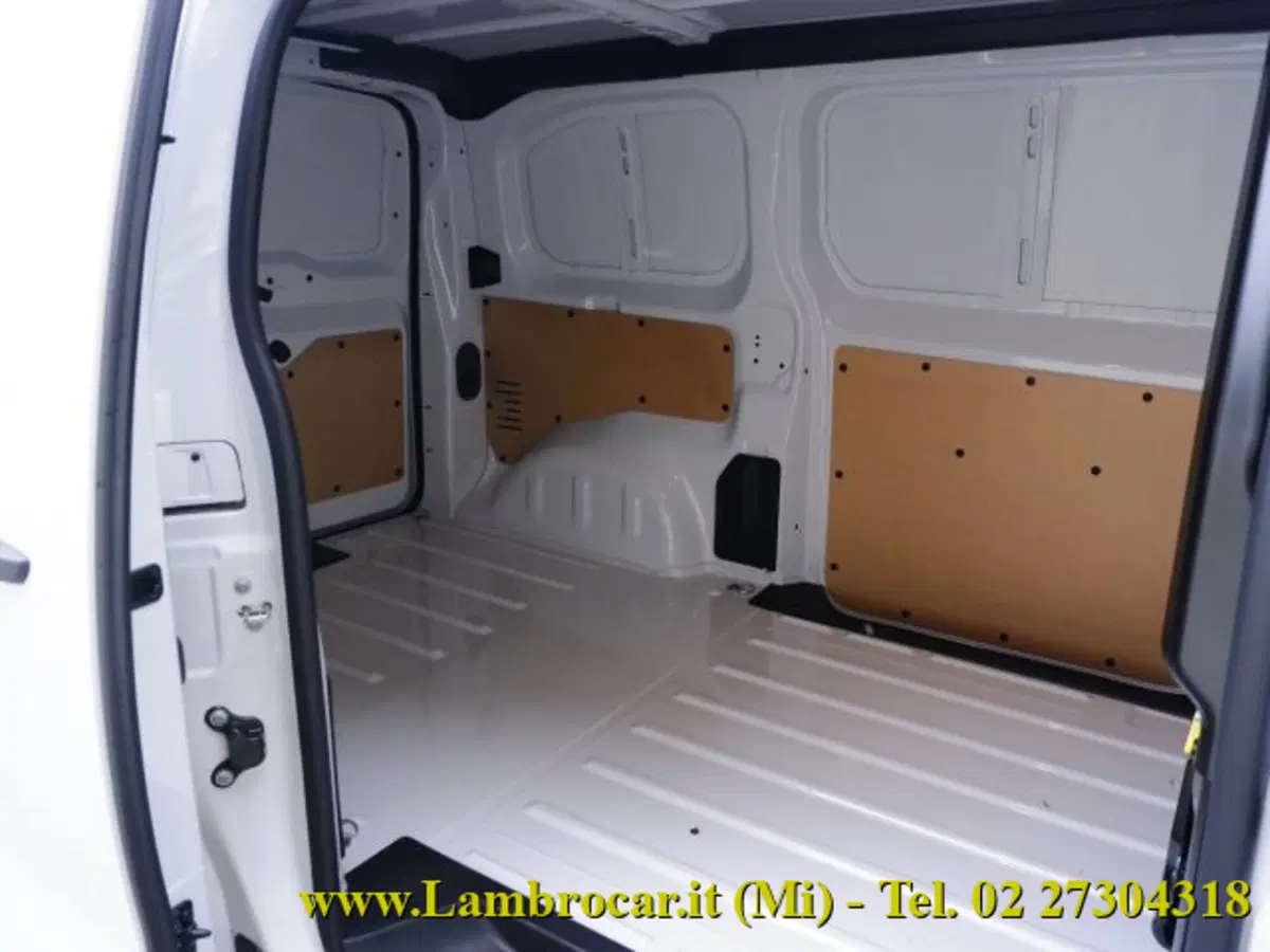Opel Vivaro Furgone nuova a Milano (12)