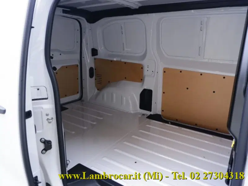 Opel Vivaro Furgone nuova a Milano (12)