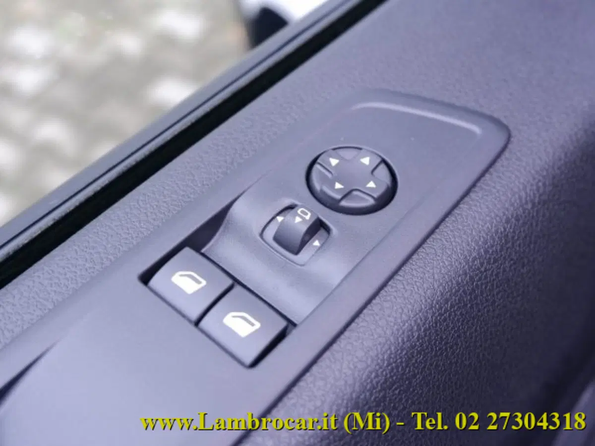 Opel Vivaro Furgone nuova a Milano (5)