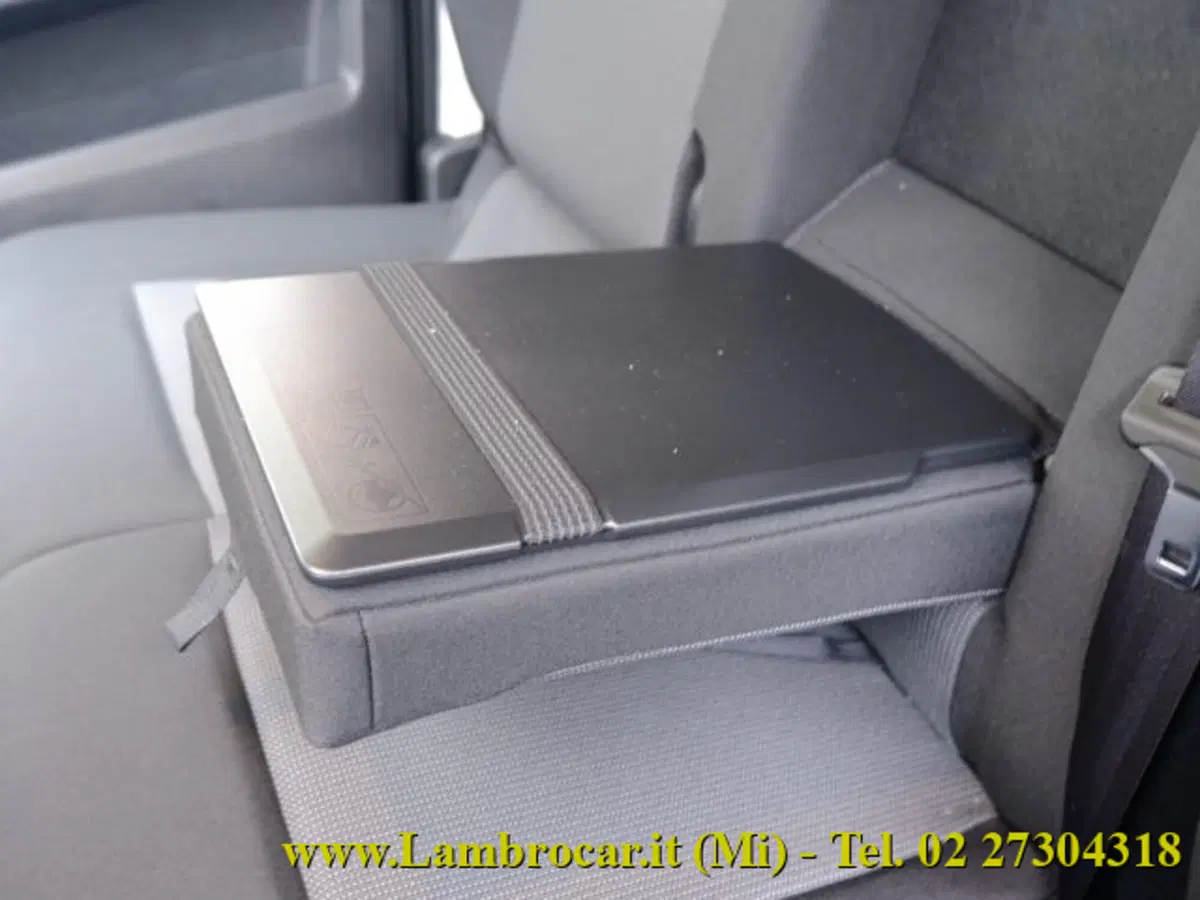 Opel Vivaro Furgone nuova a Milano (6)