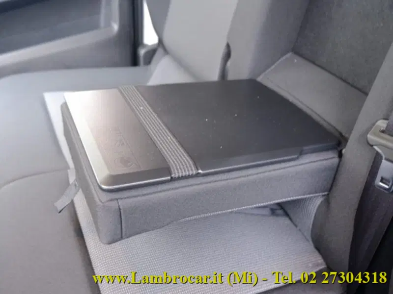 Opel Vivaro Furgone nuova a Milano (6)
