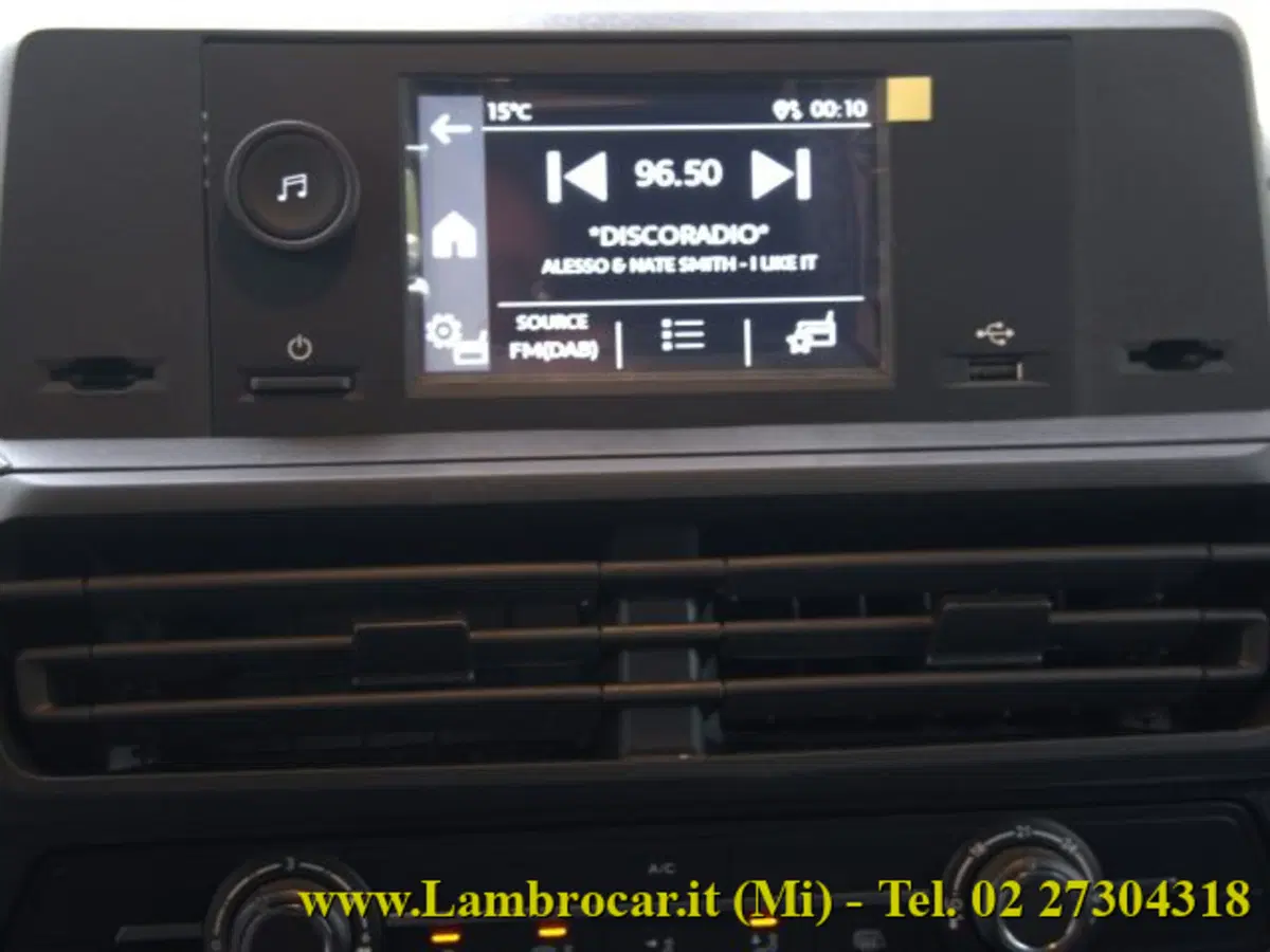 Opel Vivaro Furgone nuova a Milano (7)