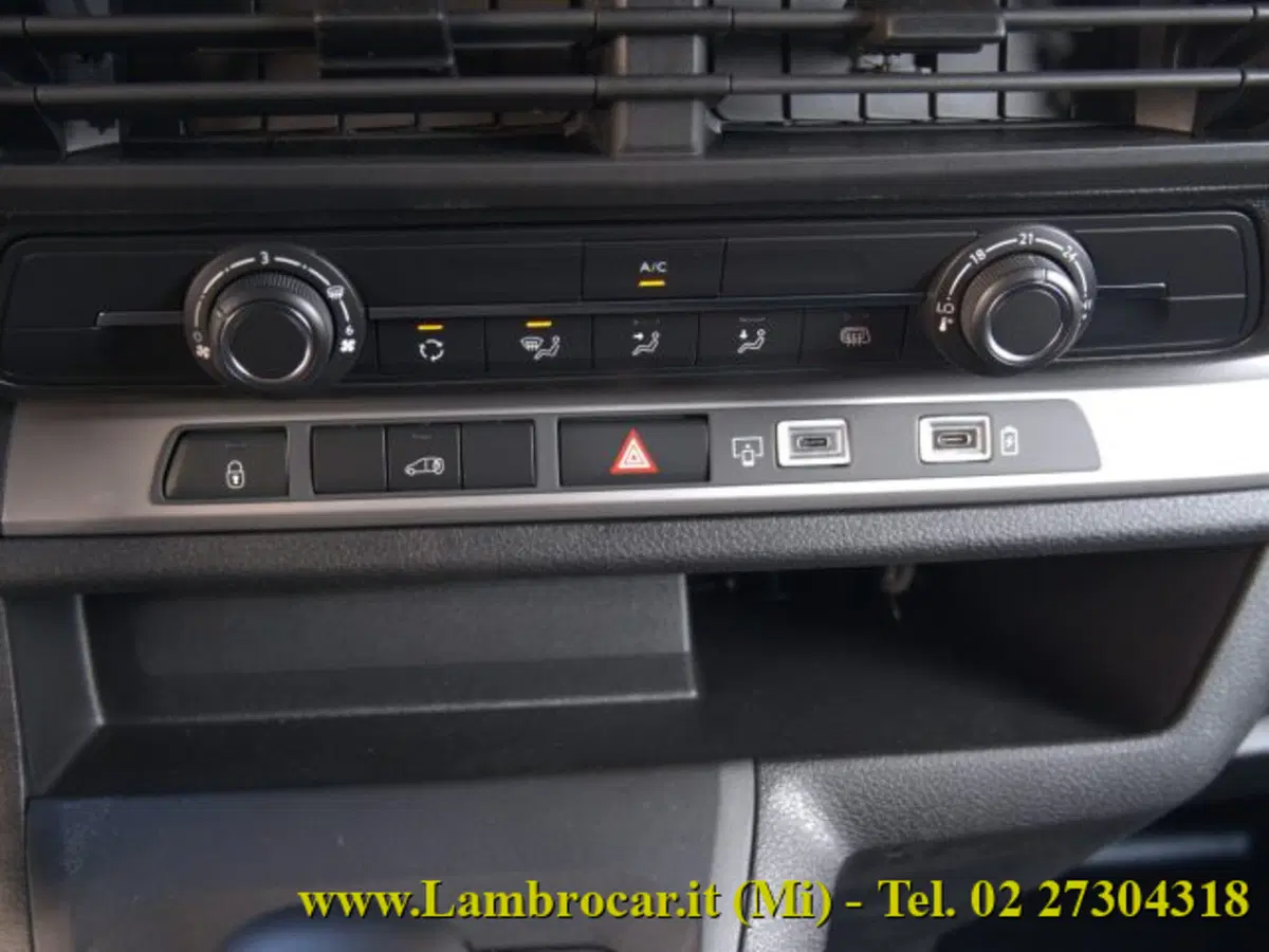 Opel Vivaro Furgone nuova a Milano (16)