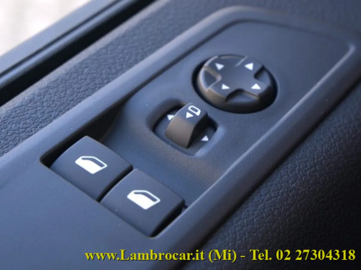 Opel Vivaro Furgone nuova a Milano (17)