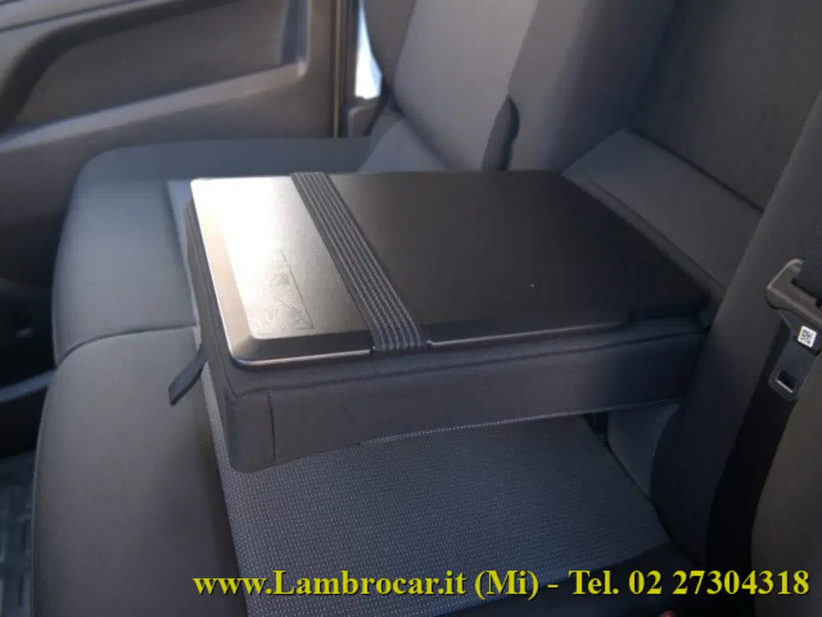 Opel Vivaro Furgone nuova a Milano (4)