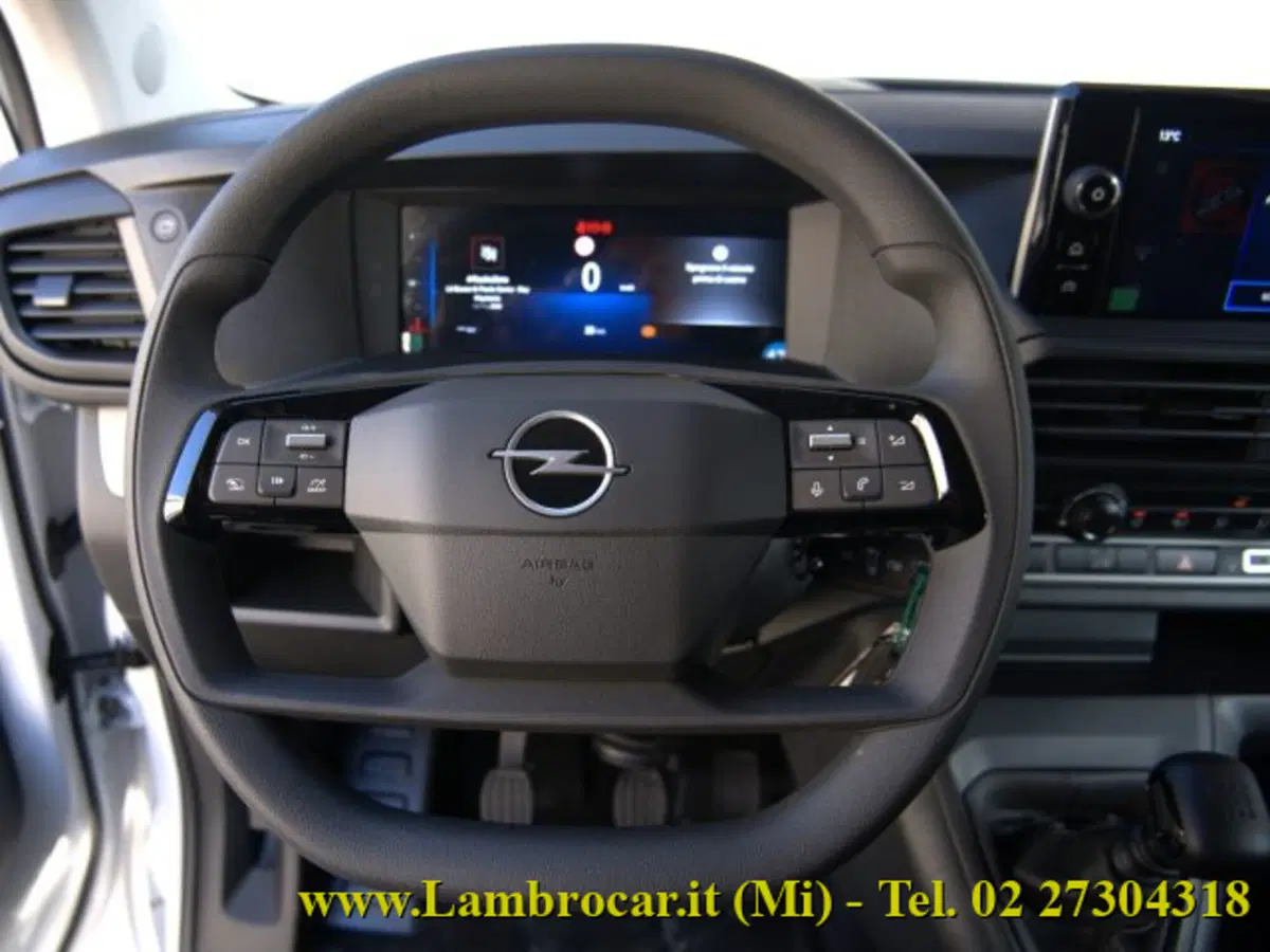 Opel Vivaro Furgone nuova a Milano (6)
