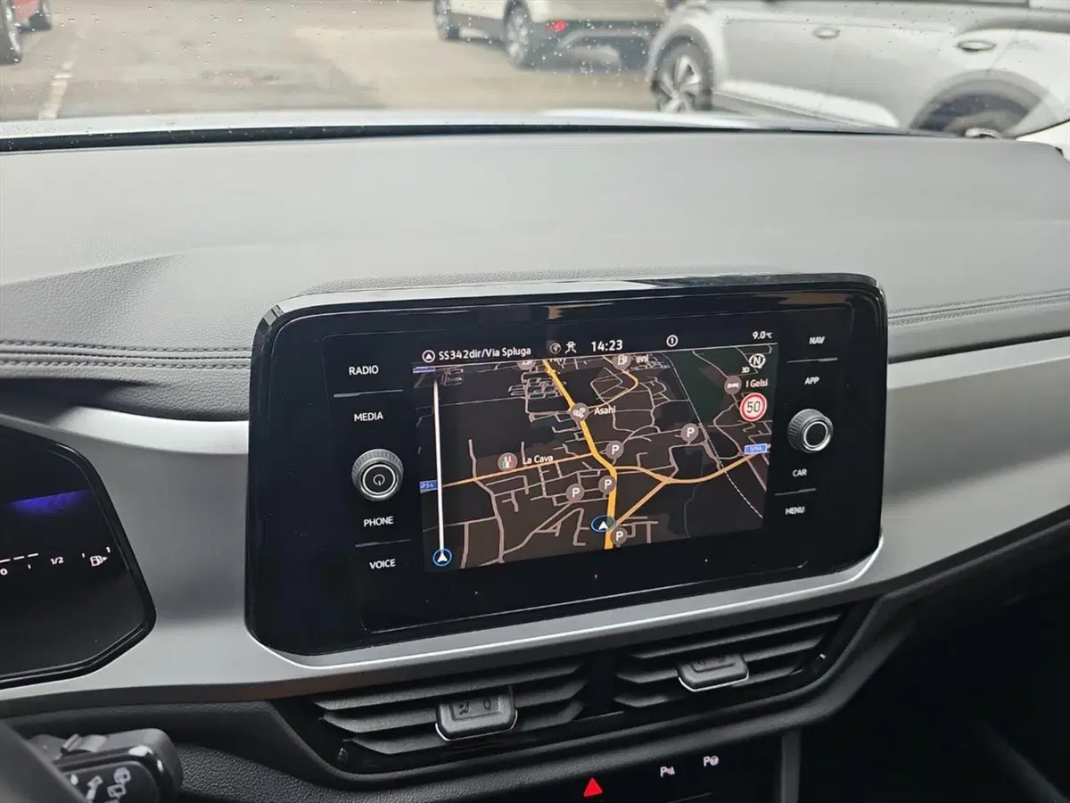 Volkswagen T-Roc usata a Lecco (13)