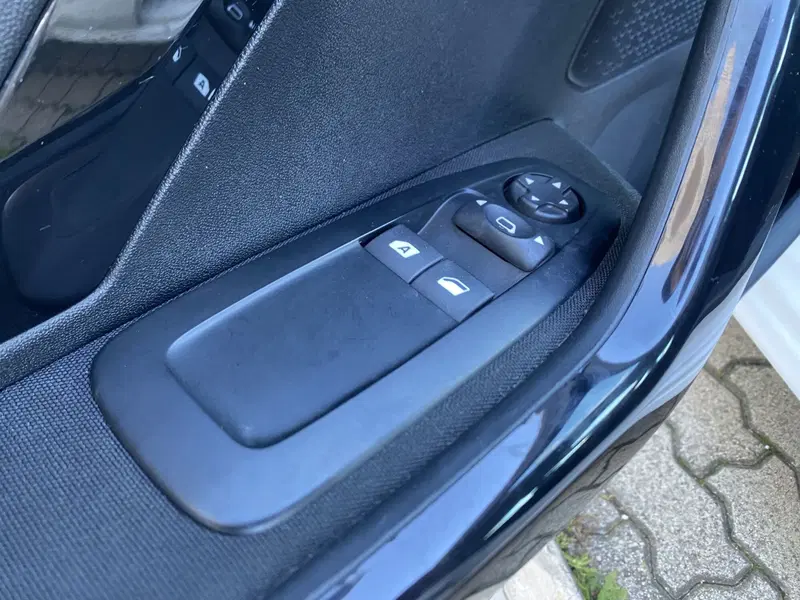 Peugeot 208 usata a Bari (13)