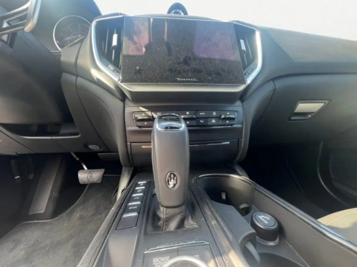 Maserati Ghibli usata a Udine (12)