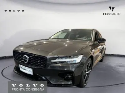 Volvo V60 B4 automatico Plus Dark del 2023 usata a Tavagnacco