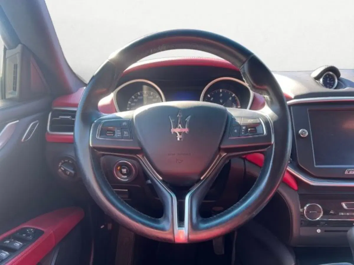 Maserati Ghibli usata a Udine (11)